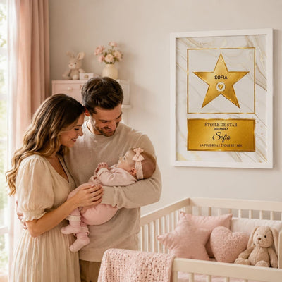 Exemple de déco de chambre : l'étoile dorée sur marbre blanc en cadre blanc au mur, façon Walk of Fame, au prénom de votre choix avec message, imprimée et livrée chez vous (exemple)