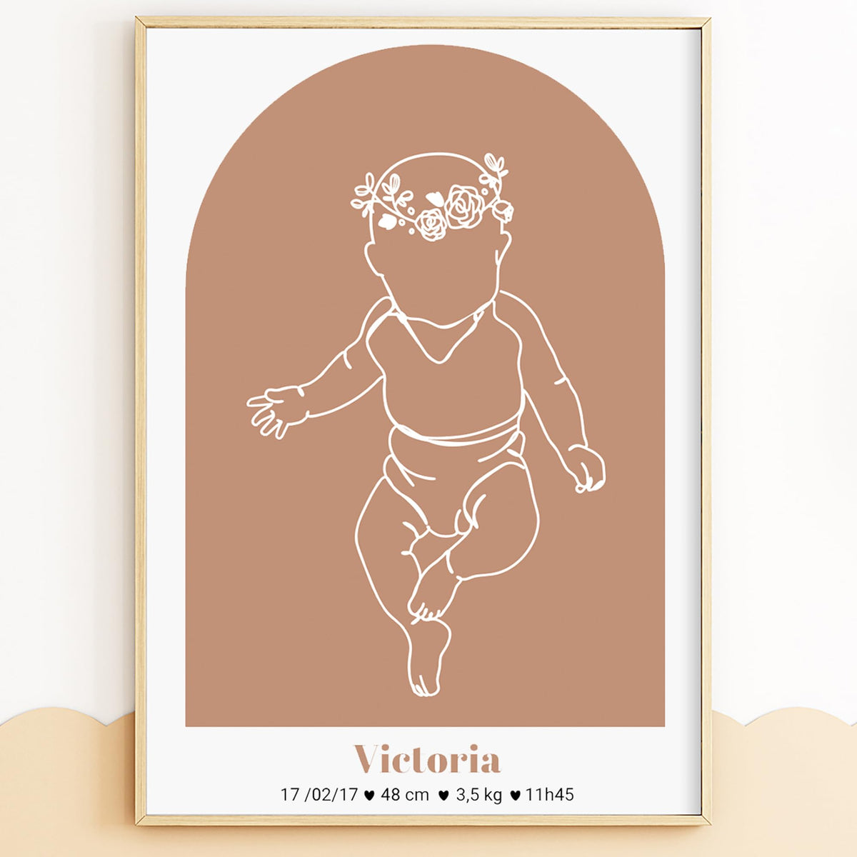 Affiche de naissance à la taille du bébé : silhouette à couronne de fleurs au trait blanc, arche terracotta, prénom, date, taille, poids et heure, en cadre bois clair livrée chez vous (exemple)