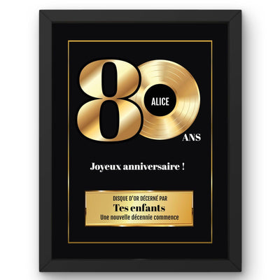 Disque d'or personnalisé pour ses 80 ans en cadre noir : grand « 80 » doré, prénom au centre du disque, signature et message au choix, livré chez vous (exemple)