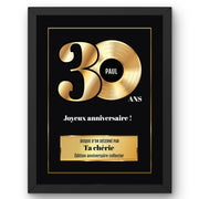 Disque d'or personnalisé pour ses 30 ans en cadre noir : grand « 30 » doré, prénom au centre du disque, signature et message au choix, livré chez vous (exemple)