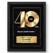 Disque d'or personnalisé pour ses 40 ans en cadre noir : grand « 40 » doré, prénom au centre du disque, signature et message au choix, livré chez vous (exemple)