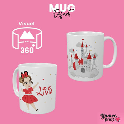 Visuel à 360° du mug enfant : d'un côté le personnage façon dessin animé et son prénom, de l'autre un château de conte dans les nuages, imprimés puis livrés chez vous (exemple)