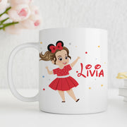 Mug enfant personnalisé : personnage d'enfant façon dessin animé, tenue rouge à pois et nœud, avec son prénom en lettres rouges, imprimé sur céramique blanche et livré chez vous (exemple)
