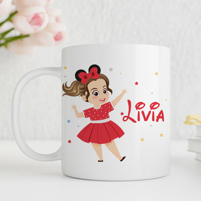 Mug enfant personnalisé : personnage d'enfant façon dessin animé, tenue rouge à pois et nœud, avec son prénom en lettres rouges, imprimé sur céramique blanche et livré chez vous (exemple)