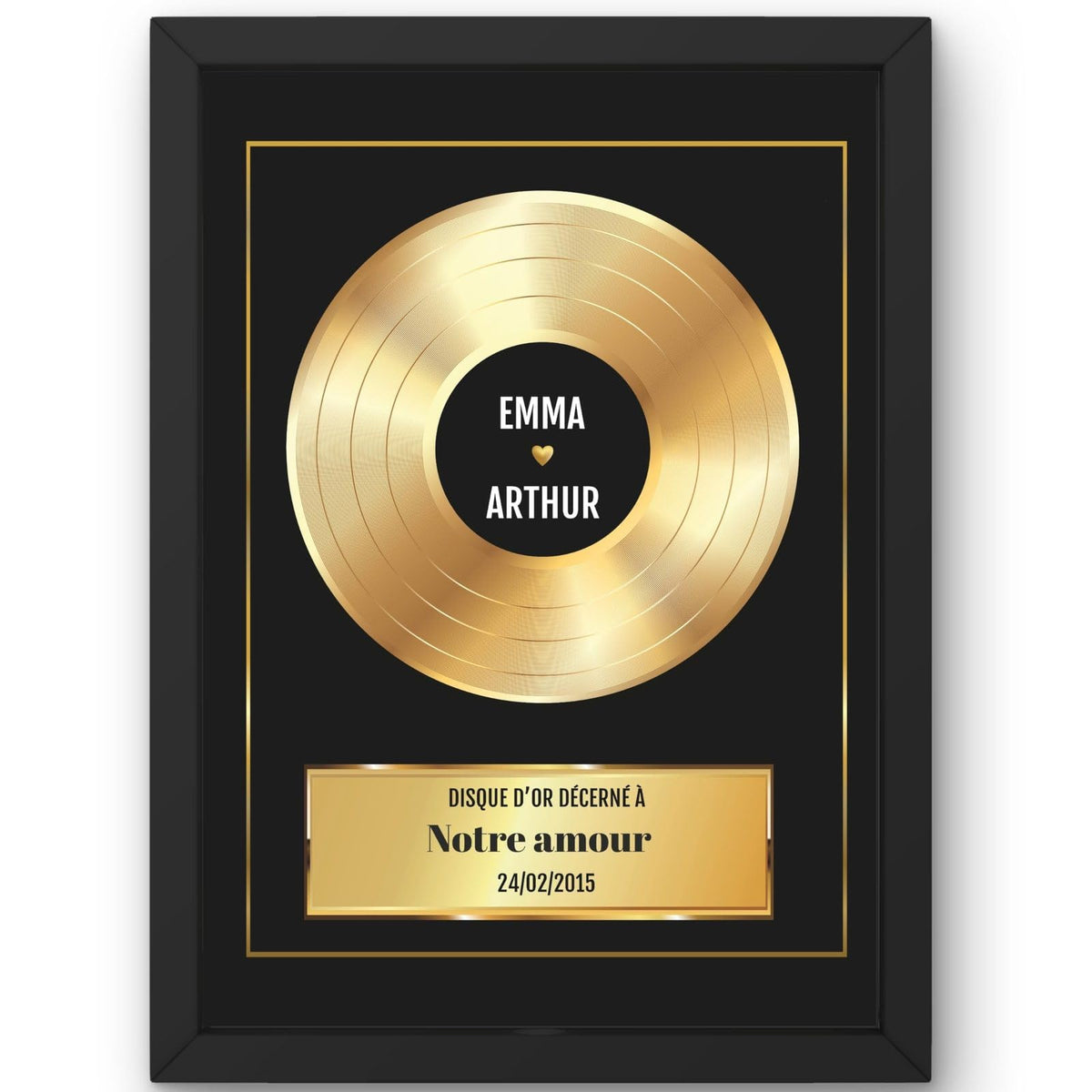 Disque d'or personnalisé en cadre noir : deux prénoms au centre du disque, plaque « décerné à » (notre amour, mariage, PACS…) et date, livré chez vous (exemple)