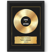 Disque d'or personnalisé en cadre noir : deux prénoms au centre du disque, plaque « décerné à » (notre amour, mariage, PACS…) et date, livré chez vous (exemple)