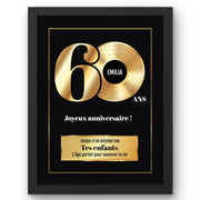 Disque d'or personnalisé pour ses 60 ans en cadre noir : grand « 60 » doré, prénom au centre du disque, signature et message au choix, livré chez vous (exemple)