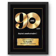 Disque d'or personnalisé pour ses 90 ans en cadre noir : grand « 90 » doré, prénom au centre du disque, signature et message au choix, livré chez vous (exemple)