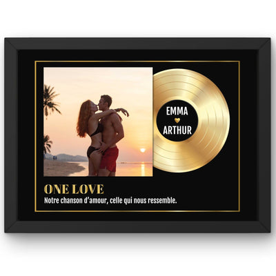 Disque d'or personnalisé avec photo en cadre noir, format paysage : votre photo à côté du disque, deux prénoms, titre de chanson et message, livré chez vous (exemple)