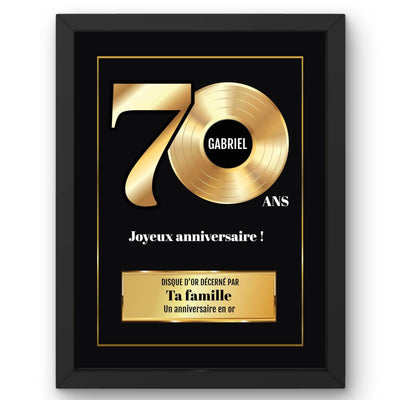 Disque d'or personnalisé pour ses 70 ans en cadre noir : grand « 70 » doré, prénom au centre du disque, signature et message au choix, livré chez vous (exemple)