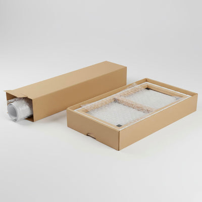 Chaque création voyage dans un emballage adapté : affiche (poster) roulée dans un tube, toile, cadre ou plexiglas calé dans une boîte en carton avec papier bulle