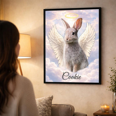 Pour garder votre lapin près de vous : son portrait ailé en couleur sur ciel pastel, avec son prénom, accroché au mur en cadre noir, imprimé et livré chez vous (exemple)