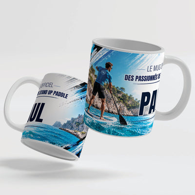 Deux faces du mug stand up paddle : le décor continue d'une face à l'autre, prénom au centre ; mug blanc, anse et intérieur colorés ou version magique au choix, livré chez vous (exemple)