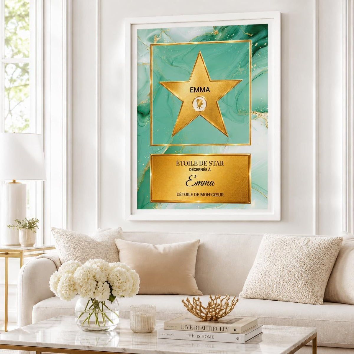 Étoile dorée sur marbre vert façon Walk of Fame en cadre blanc au mur du salon : prénom en lettres et en écriture, message au choix, imprimée et livrée chez vous (exemple)