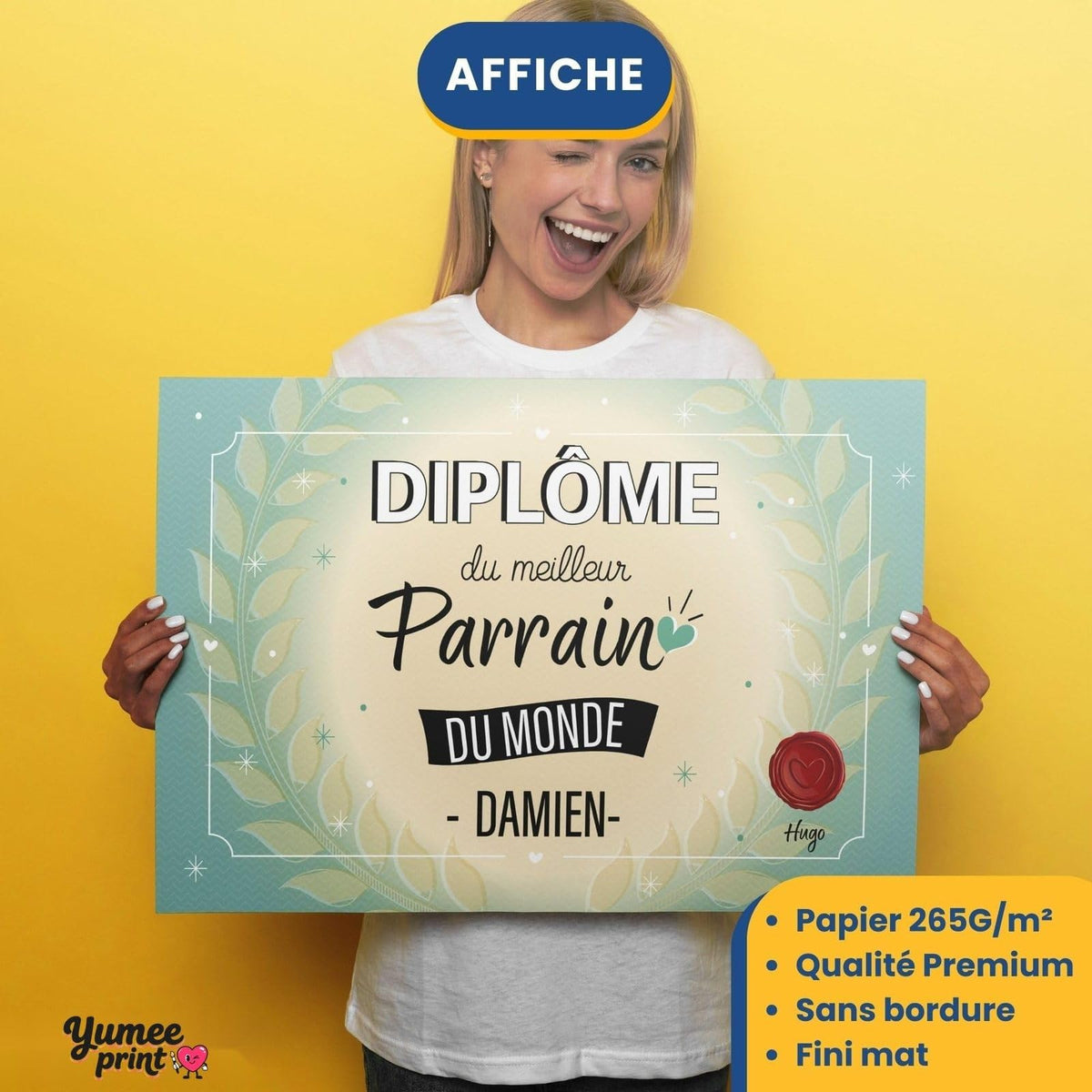 Diplôme « du meilleur parrain du monde » imprimé en affiche (poster) sur papier mat sans bordure, tenu à deux mains ; son prénom en grand, livré roulé chez vous (exemple)