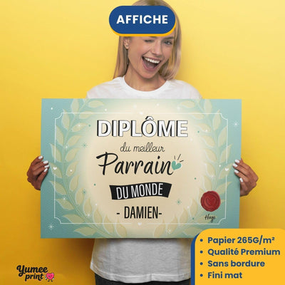 Diplôme « du meilleur parrain du monde » imprimé en affiche (poster) sur papier mat sans bordure, tenu à deux mains ; son prénom en grand, livré roulé chez vous (exemple)