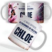 Mug volleyball femme vu de face et de dos : volleyeuse en pleine attaque, « Le mug officiel des passionnés de volleyball » et votre prénom, imprimés sur céramique blanche et livrés chez vous (exemple)