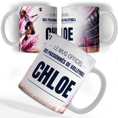 Mug volleyball femme vu de face et de dos : volleyeuse en pleine attaque, « Le mug officiel des passionnés de volleyball » et votre prénom, imprimés sur céramique blanche et livrés chez vous (exemple)