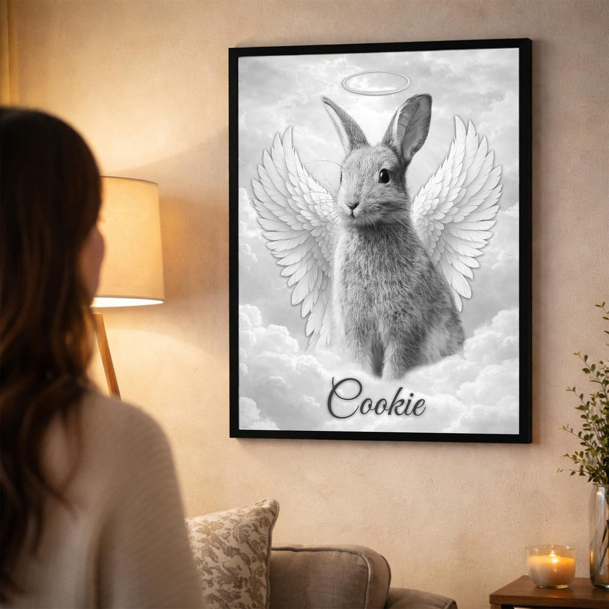 Pour garder votre lapin près de vous : son portrait ailé en noir et blanc, avec son prénom, accroché au mur en cadre noir, imprimé et livré chez vous (exemple)