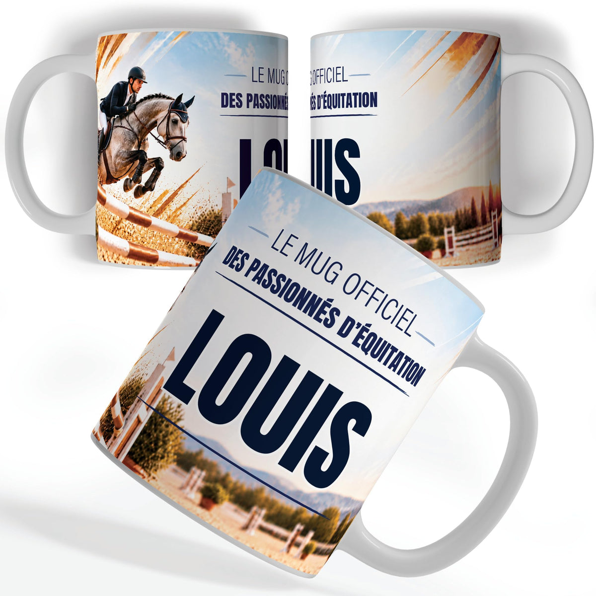 Mug équitation personnalisé avec prénom, vu sous trois angles : un cavalier en plein saut sur un cheval gris, décor imprimé à 360° sur céramique blanche ; livré chez vous (exemple)
