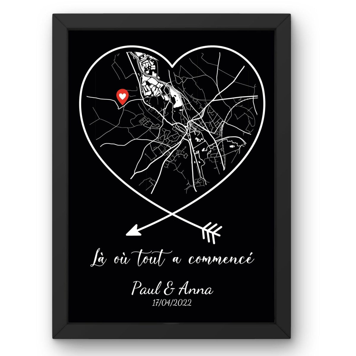 Affiche couple : carte noire aux routes blanches dans un cœur cerné de blanc sur fond noir, flèches croisées, épingle rouge, phrase, prénoms et date, en cadre noir livrée chez vous (exemple)