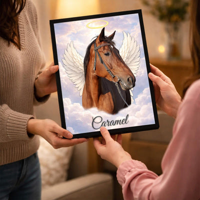 Portrait ailé en couleur sur ciel pastel offert de main en main en cadre noir, un cadeau de soutien après la perte d'un animal, avec son prénom, livré chez vous (exemple)