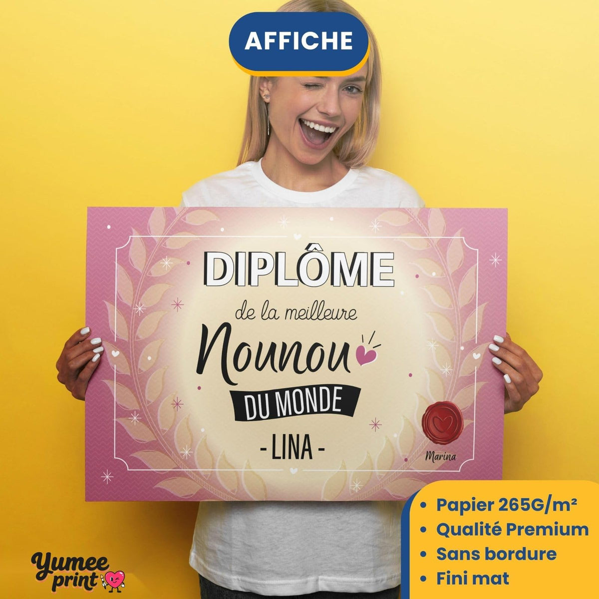 Diplôme « de la meilleure nounou du monde » imprimé en affiche (poster) sur papier mat sans bordure, tenu à deux mains ; son prénom en grand, livré roulé chez vous (exemple)