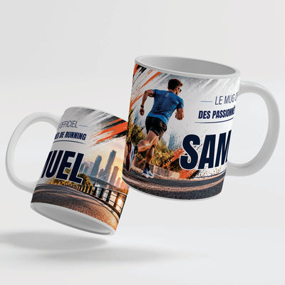 Deux faces du mug running : le décor continue d'une face à l'autre, prénom au centre ; mug blanc, anse et intérieur colorés ou version magique au choix, livré chez vous (exemple)