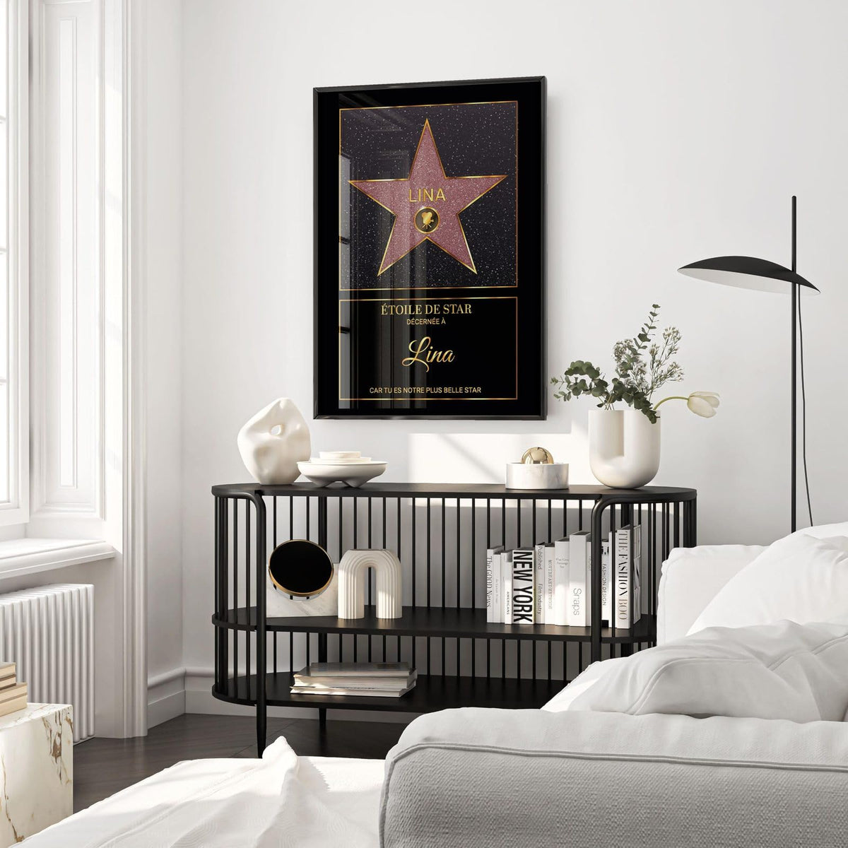 Étoile rouge pailletée façon Walk of Fame en cadre noir au mur du salon : prénom en lettres et en écriture, message au choix, imprimée et livrée chez vous (exemple)