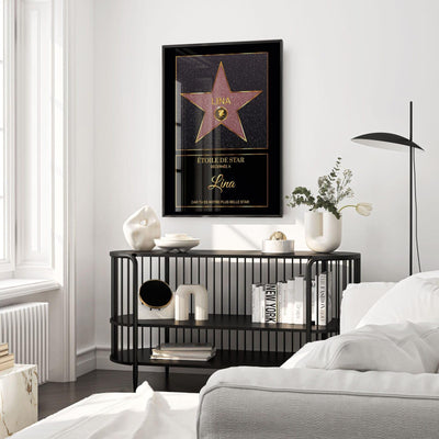 Étoile rouge pailletée façon Walk of Fame en cadre noir au mur du salon : prénom en lettres et en écriture, message au choix, imprimée et livrée chez vous (exemple)