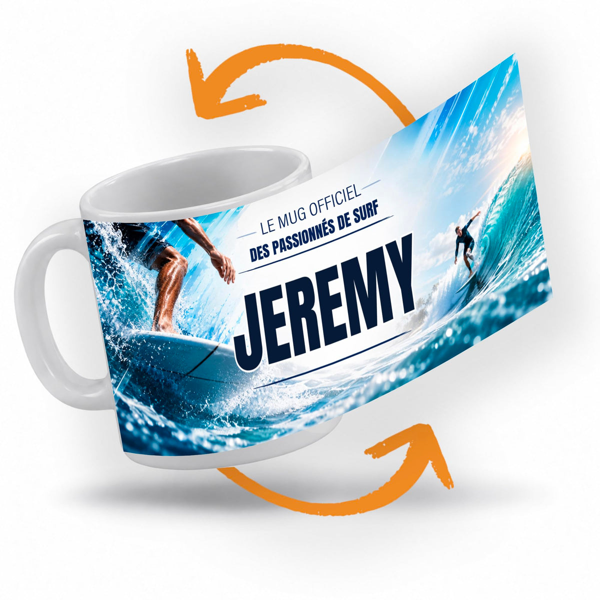 Décor surf imprimé à 360° sur le mug : un surfeur sur sa planche dans l'écume, un autre debout sur une vague qui déroule au large ; prénom au centre, livré chez vous (exemple)