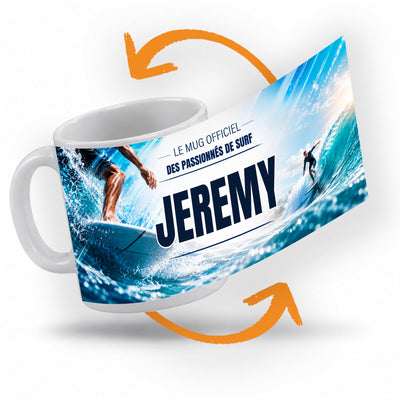 Décor surf imprimé à 360° sur le mug : un surfeur sur sa planche dans l'écume, un autre debout sur une vague qui déroule au large ; prénom au centre, livré chez vous (exemple)