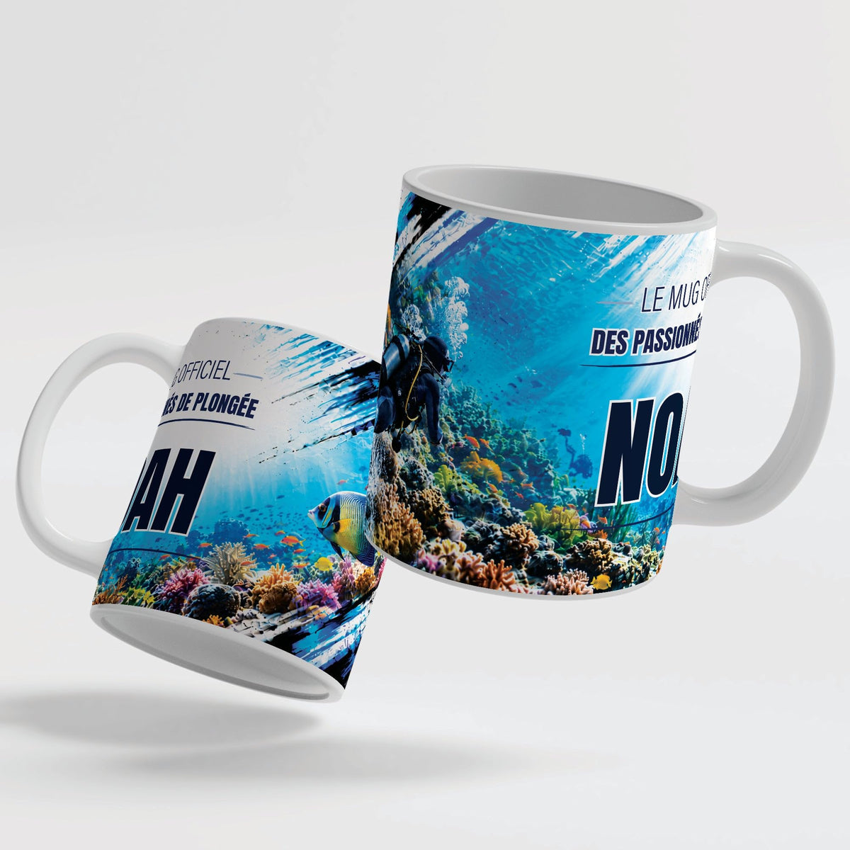 Deux faces du mug plongée sous-marine : le décor continue d'une face à l'autre, prénom au centre ; mug blanc, anse et intérieur colorés ou version magique au choix, livré chez vous (exemple)