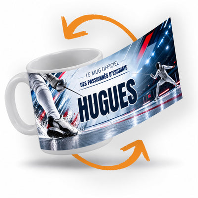 Décor escrime déroulé à 360° autour du mug : un adversaire masqué en garde, touches bleues, blanches et rouges, votre texte et son prénom au centre ; imprimé puis livré chez vous (exemple)