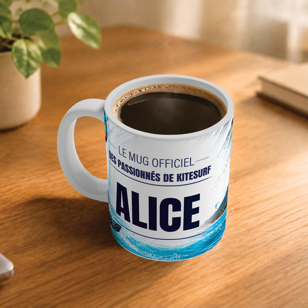 Exemple d'usage : le mug kitesurf femme rempli de café sur une table en bois ; 330 ml de céramique blanche, votre prénom imprimé sous le titre, livré à domicile (exemple)