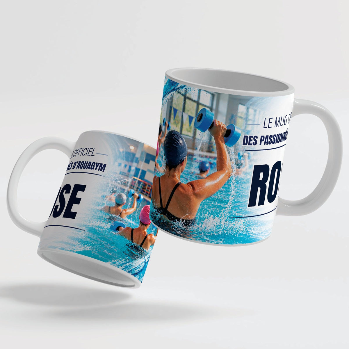 Le mug aquagym de 330 ml vu de deux côtés, en céramique blanche : prénom et texte au choix ; anse et intérieur blancs, noirs, rouges, bleus, verts, roses ou dorés ; livré chez vous (exemple)