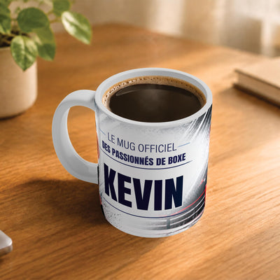 Café fumant dans le mug boxe posé sur un bureau en bois : la phrase « Le mug officiel des passionnés de boxe » et son prénom en grandes capitales, mug livré chez vous (exemple)
