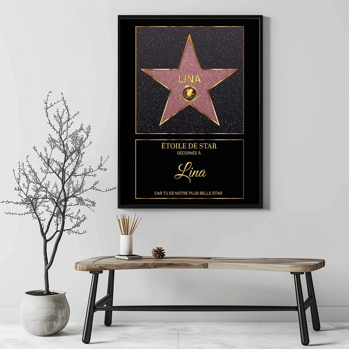 Au-dessus d'un banc, l'étoile rouge pailletée façon Walk of Fame en cadre noir : prénom, pictogramme et phrase de votre choix, imprimée puis livrée (exemple)