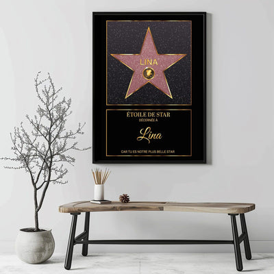 Au-dessus d'un banc, l'étoile rouge pailletée façon Walk of Fame en cadre noir : prénom, pictogramme et phrase de votre choix, imprimée puis livrée (exemple)