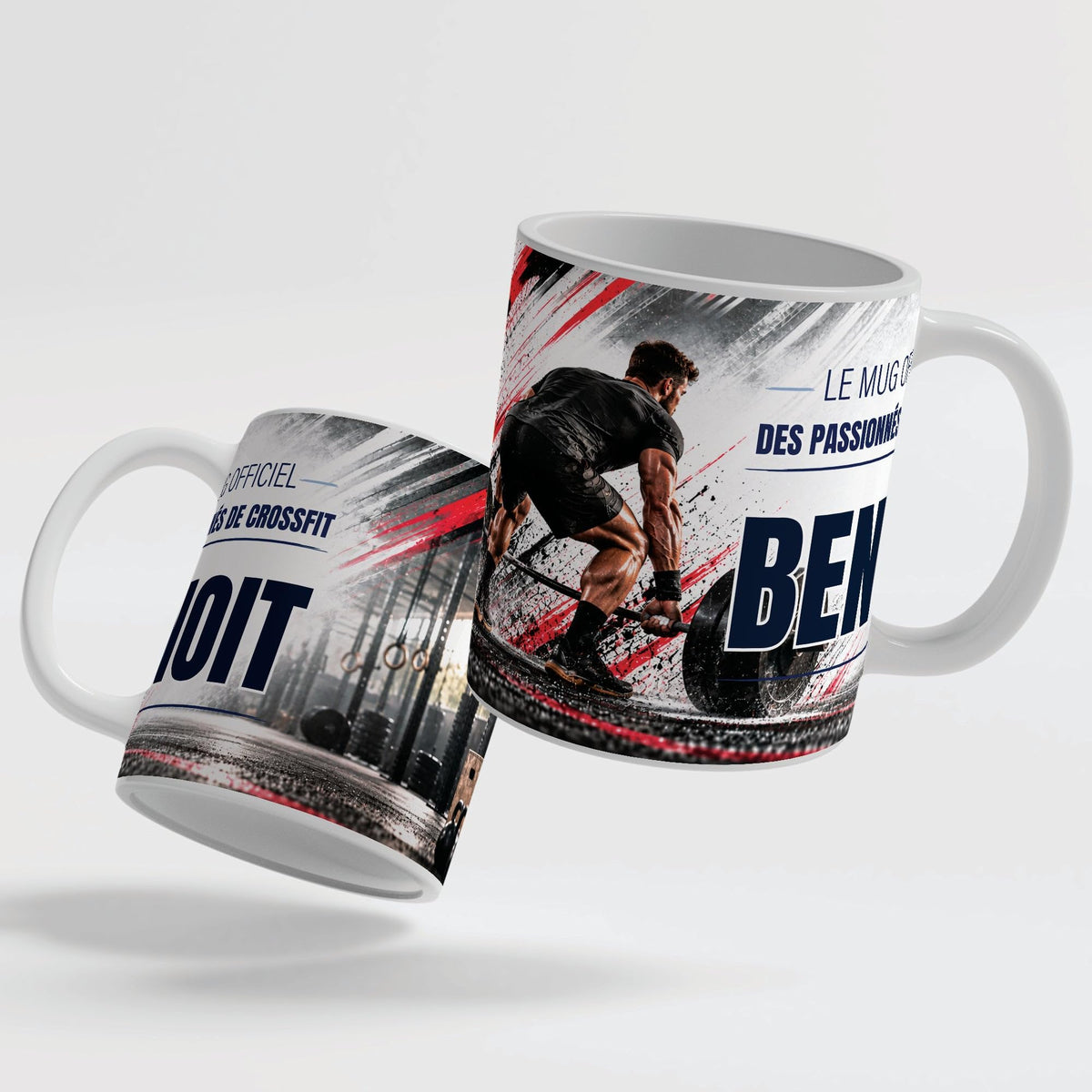 Le mug façon CrossFit de 330 ml vu de deux côtés, en céramique blanche : prénom et texte au choix ; anse et intérieur blancs, noirs, rouges, bleus, verts, roses ou dorés ; livré chez vous (exemple)