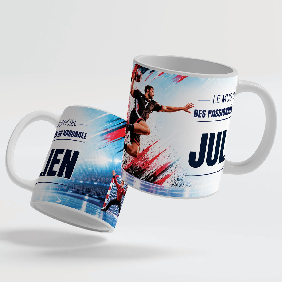 Le mug handball de 330 ml vu de deux côtés, en céramique blanche : prénom et texte au choix ; anse et intérieur blancs, noirs, rouges, bleus, verts, roses ou dorés ; livré chez vous (exemple)