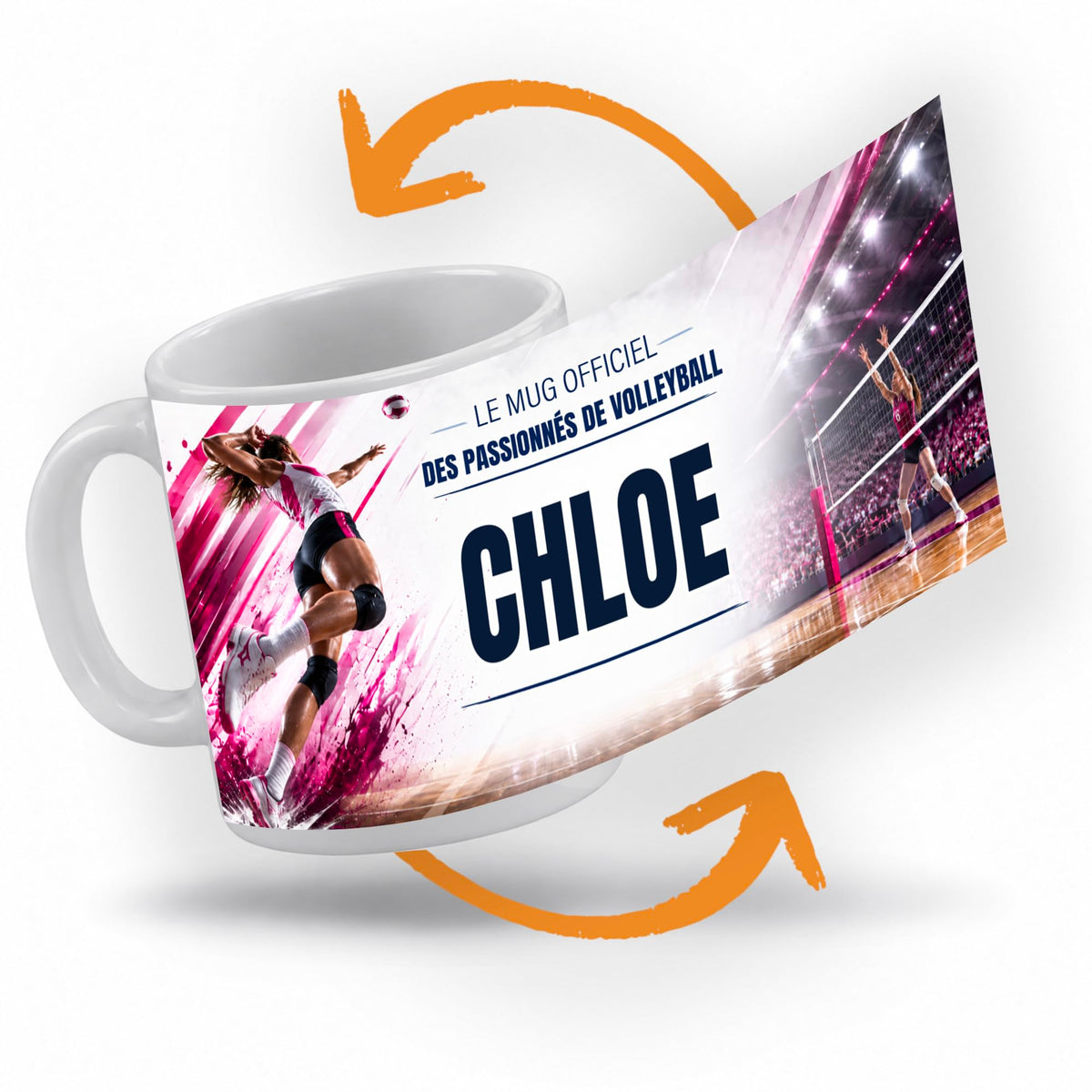 Décor volleyball femme imprimé à 360° sur le mug : une volleyeuse en pleine attaque dans une salle éclairée, éclats roses et blancs autour ; prénom au centre, livré chez vous (exemple)