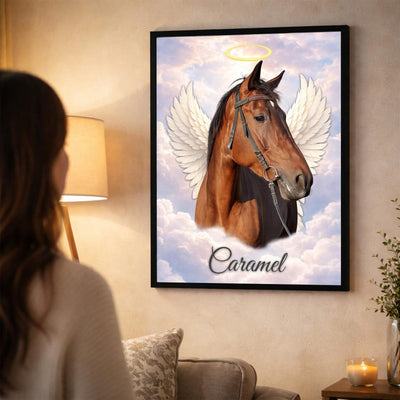 Pour garder votre cheval près de vous : son portrait ailé en couleur sur ciel pastel, avec son prénom, accroché au mur en cadre noir, imprimé et livré chez vous (exemple)