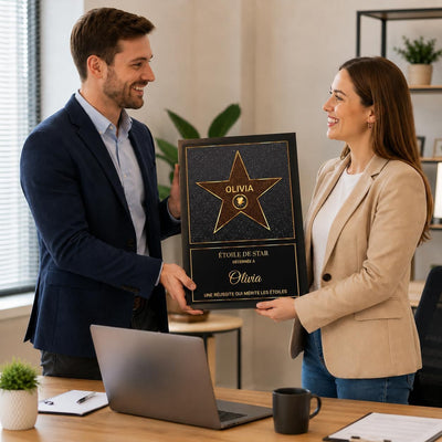 Exemple d'usage au bureau : l'étoile orange façon Walk of Fame en cadre noir pour saluer une réussite, prénom et message personnalisés, imprimée et livrée chez vous (exemple)