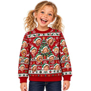 Sweat de Noël moche enfant rouge personnalisé : vos photos deviennent des visages coiffés d'un bonnet vert, autour d'un sapin à l'étoile dorée et de rennes, imprimé et livré chez vous (exemple)
