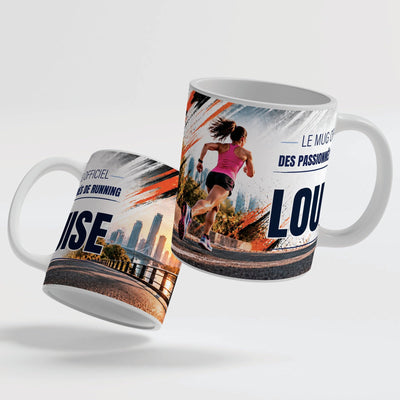 Deux faces du mug running femme : le décor continue d'une face à l'autre, prénom au centre ; mug blanc, anse et intérieur colorés ou version magique au choix, livré chez vous (exemple)