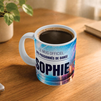 Café fumant dans le mug danse urbaine posé sur un bureau en bois : la phrase « Le mug officiel des passionnés de danse » et son prénom en grandes capitales, mug livré chez vous (exemple)
