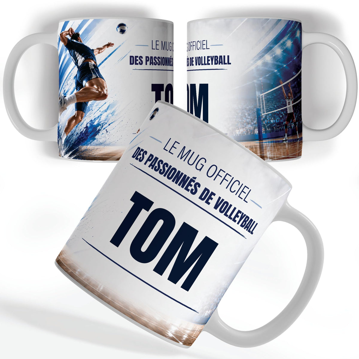 Mug volleyball vu de face et de dos : volleyeur au smash, « Le mug officiel des passionnés de volleyball » et votre prénom, imprimés sur céramique blanche et livrés chez vous (exemple)