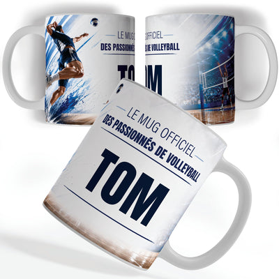 Mug volleyball vu de face et de dos : volleyeur au smash, « Le mug officiel des passionnés de volleyball » et votre prénom, imprimés sur céramique blanche et livrés chez vous (exemple)
