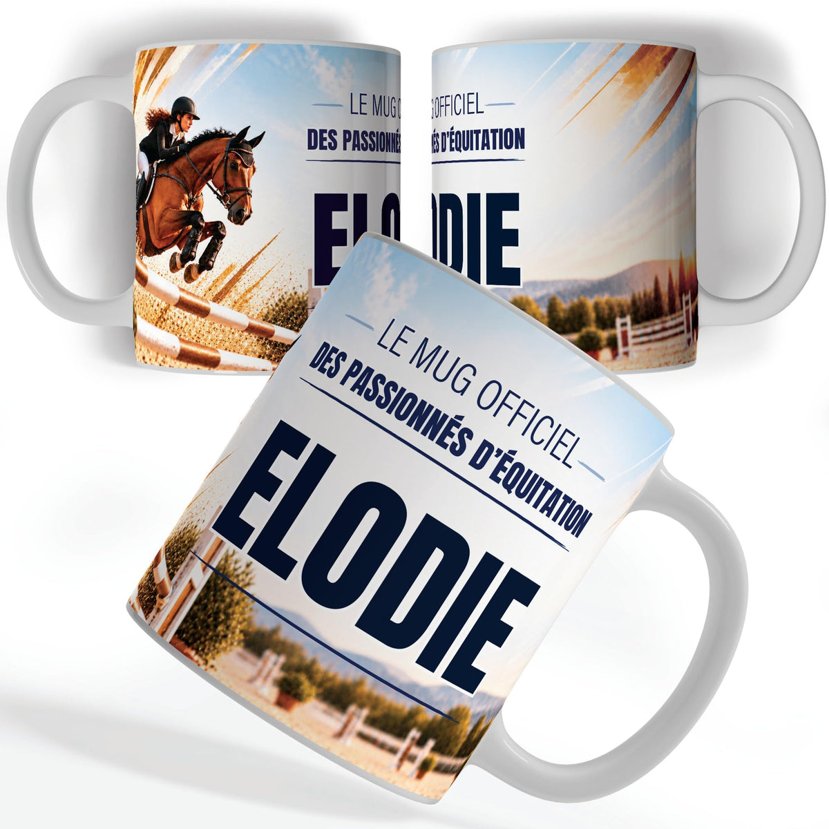 Mug équitation personnalisé avec prénom, vu sous trois angles : une cavalière qui franchit un obstacle, décor imprimé à 360° sur céramique blanche ; livré chez vous (exemple)